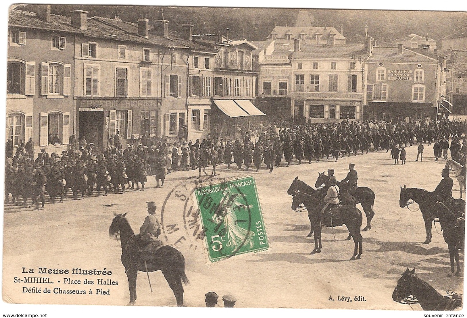 CPA St Mihiel Saint  Place Des Halles Défilé Des Chasseurs à Pied 55 Meuse Cavaliers - Saint Mihiel