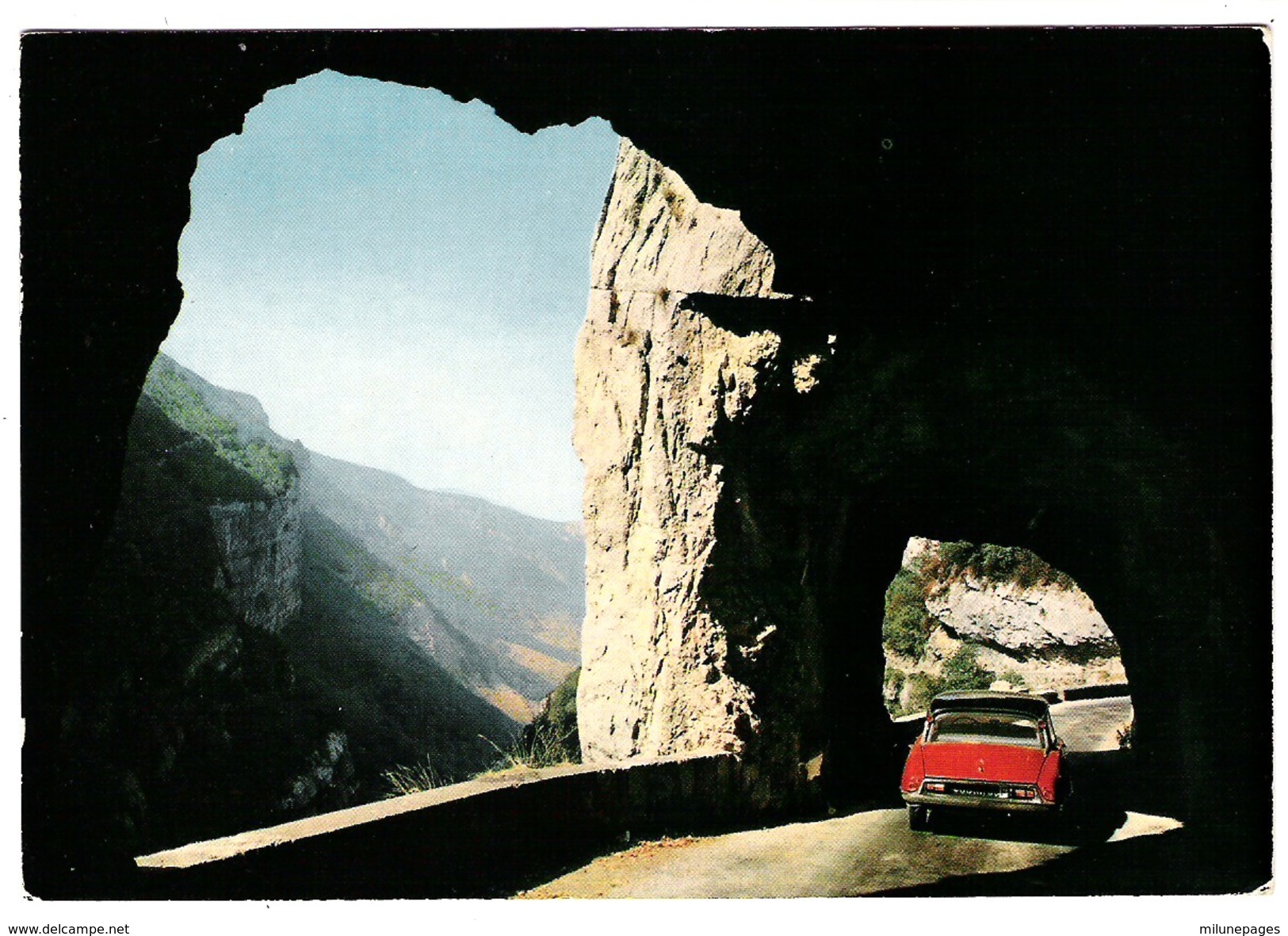 Beau Plan Arrière De Citroën DS Rouge Route Des Grands Goulets Dans Le Vercors - Voitures De Tourisme