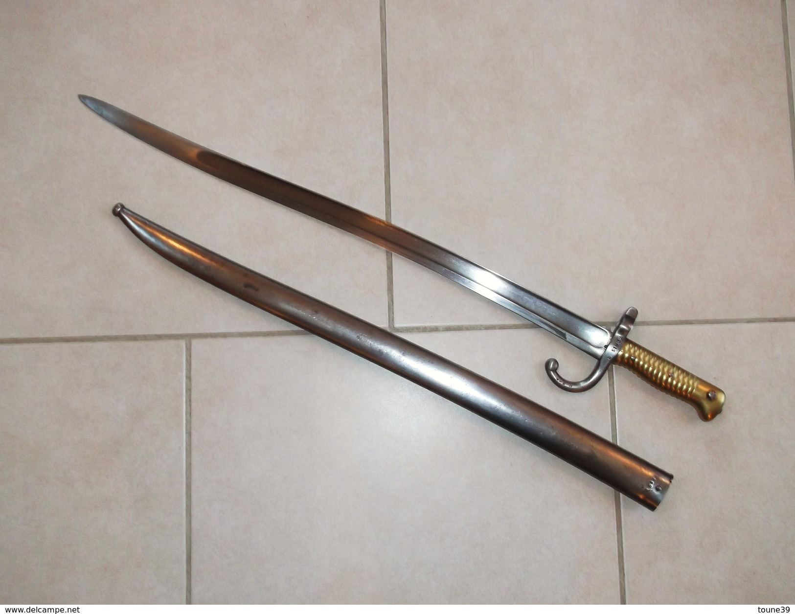 Baïonnette CHASSEPOT  IMPÉRIALE 1867 Aux MÊMES NUMÉROS Avec PORTE-FOURREAU - Knives/Swords