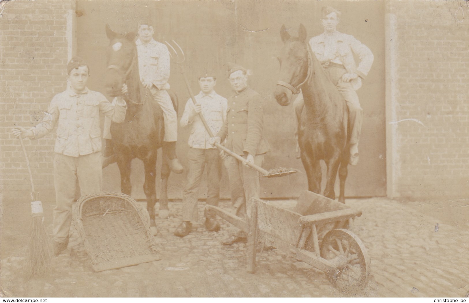 Oude Foto Landbouwers Poserend Met Paarden En Kruiwagen, Farmers With Horses, Fermiers Avec Chevaux (pk31896) - Paysans