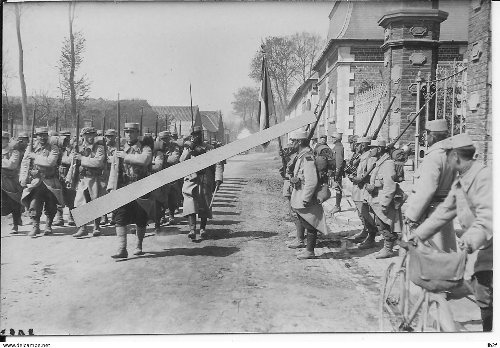 1914 24ème Rgt.d'infanterie Territoriale Défilant Devant Les Drapeaux 1 Photo 14-18 Ww1 1wk - War, Military