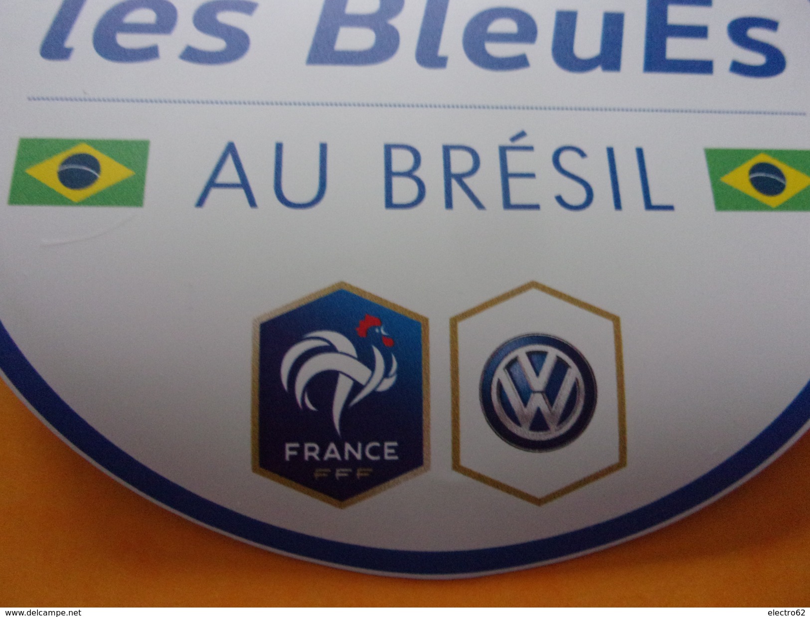 Magnet Football Voiture Volkswagen Les Bleues Au Brésil Foot Coupe Du Monde - Sports