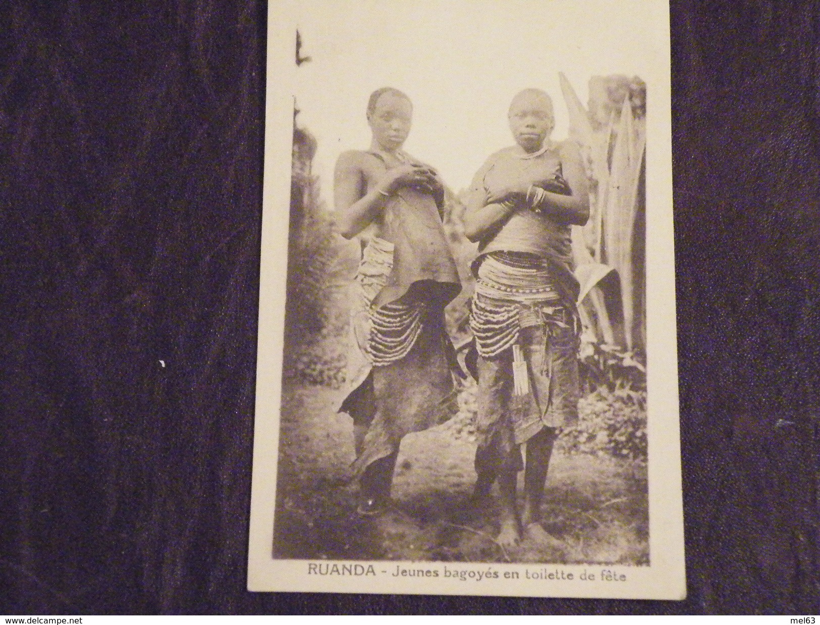 A416. CPA. AFRIQUE. RUANDA. Jeunes Bagoyés En Toilette De Fête.   Beau Plan Animé. Non Ecrite - Ruanda-Urundi