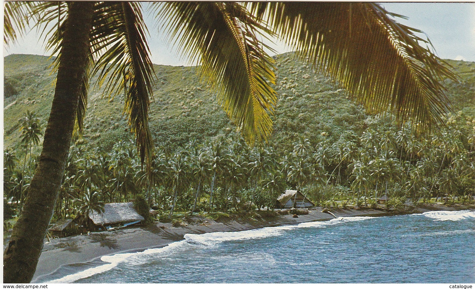 TAHITI -  Fare Polynnésien Au Bord Du Lagon Et Plage De Sable Noir - Tahiti