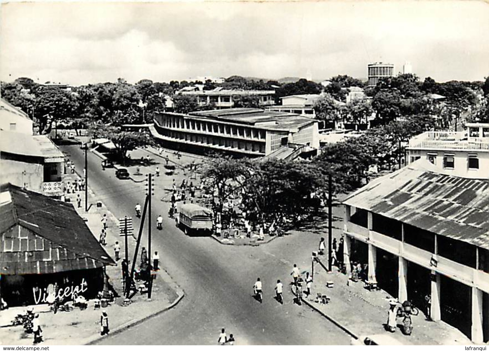 -cpsm -ref :T910- Guinee - Conakry - La Place Du Marché  - Carte Bon Etat  - - Guinée