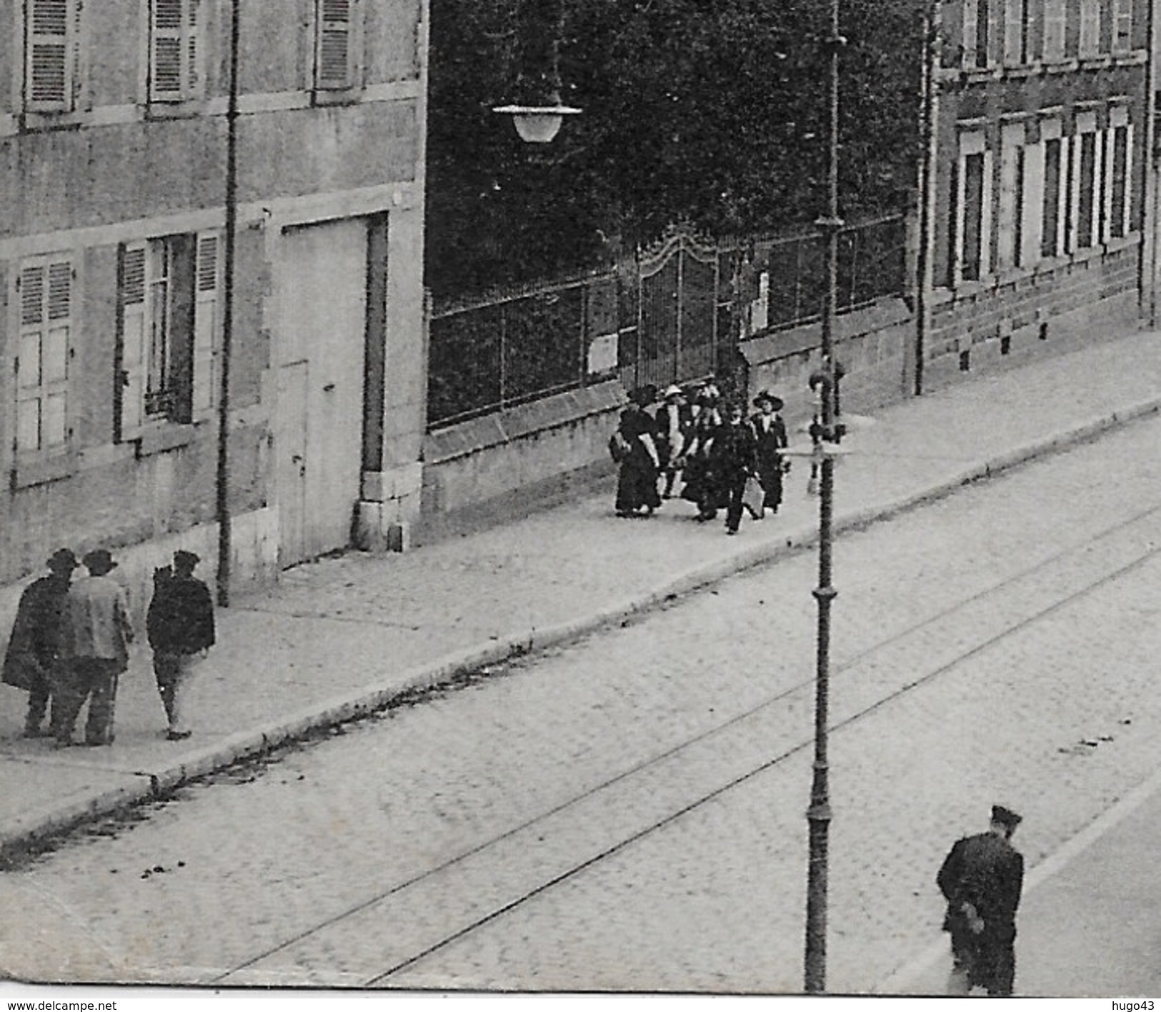 (RECTO / VERSO) VIERZON - PLACE DE LA REPUBLIQUE AVEC PERSONNAGES - LE SQUARE - CPA VOYAGEE - Vierzon