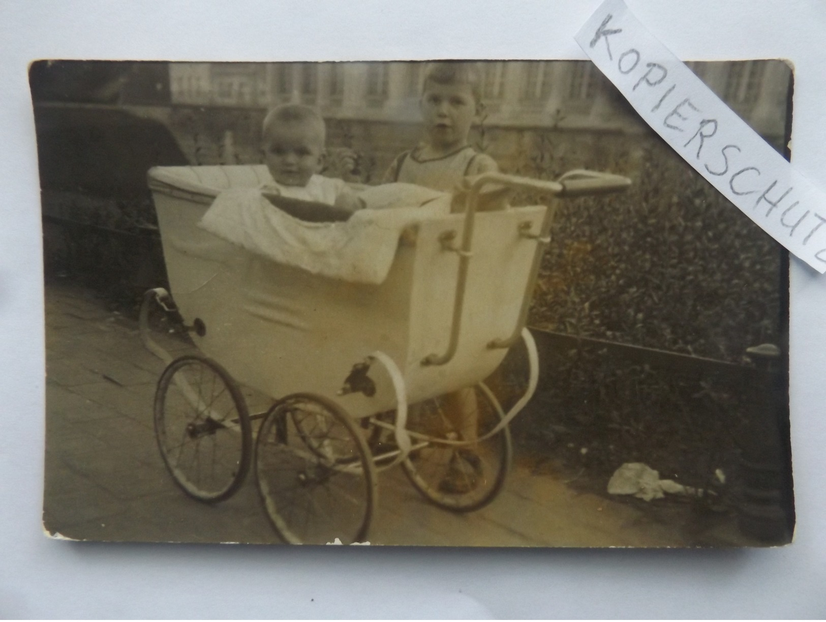 Uralter Kinderwagen, 2 Kinder, Jungen, Foto-AK, Weimar, 1910 - Portraits