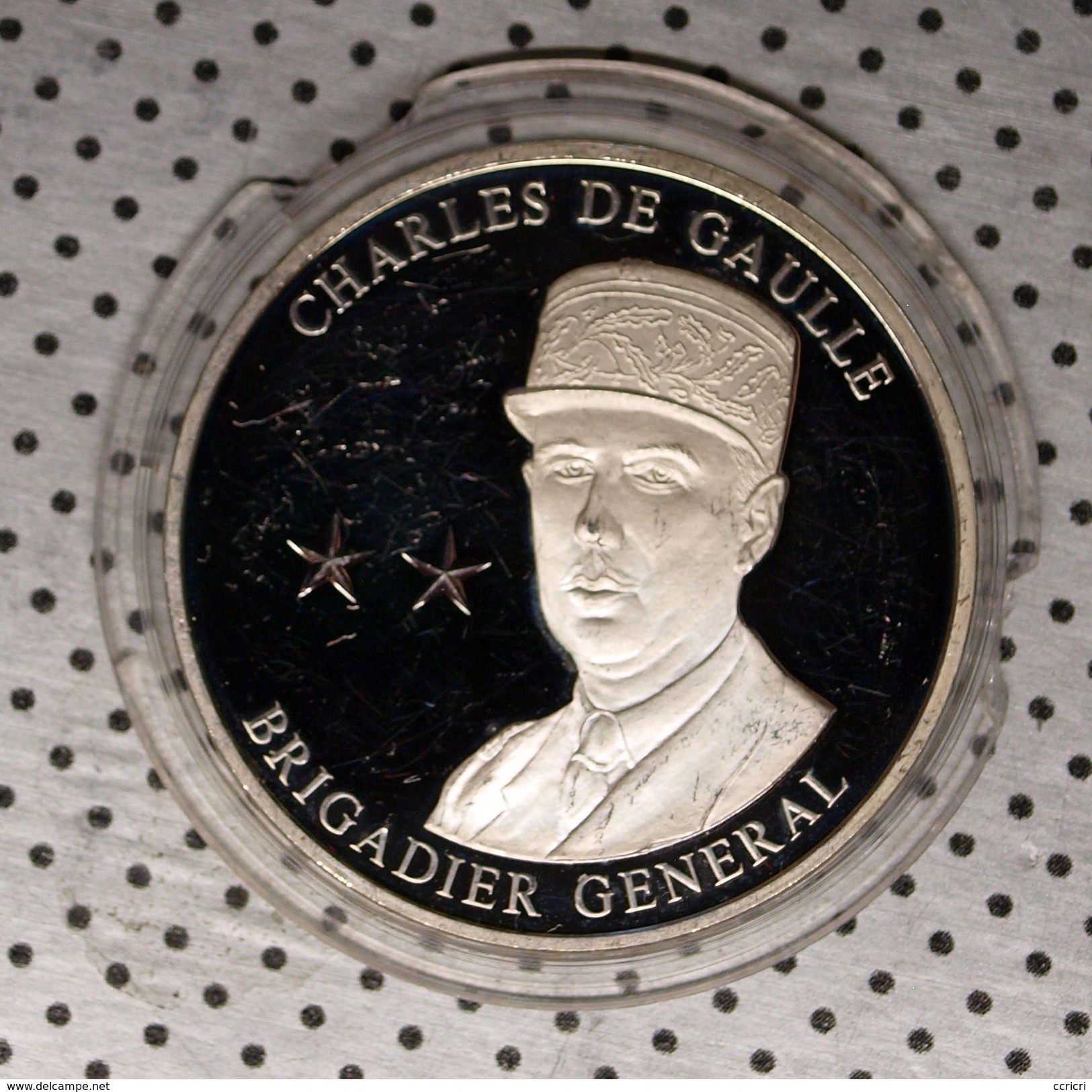 MÉDAILLE CHARLES DE GAULLE -  BRIGADIER GÉNÉRAL - LEADERS OF WORLD WAR -MÉTAL ARGENTÉ. - Non Classés