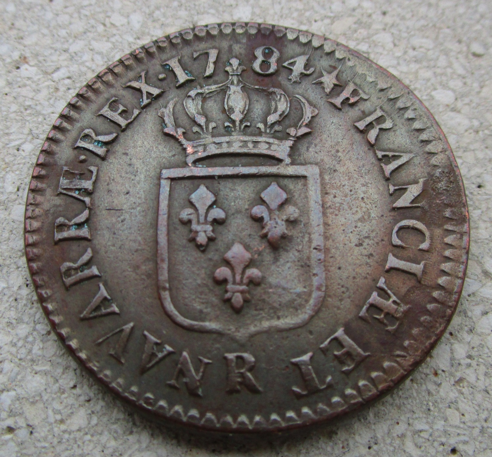 249 - SOL A L ECU 1784 R - MONNAIE FAUTEE - FLAN FENDU ET PAILLE - DIAMETRE 31 Mm - 1774-1791 Louis XVI