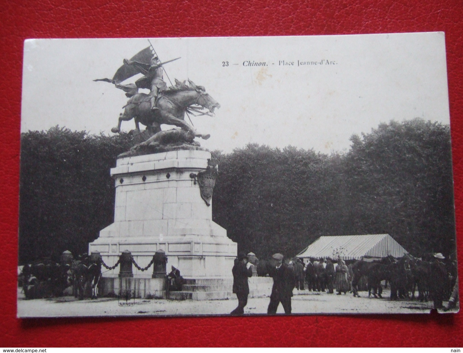 37 - CHINON - " PLACE JEANNE D' ARC " - FOIRE AUX CHEVAUX - " RARE " - - Chinon