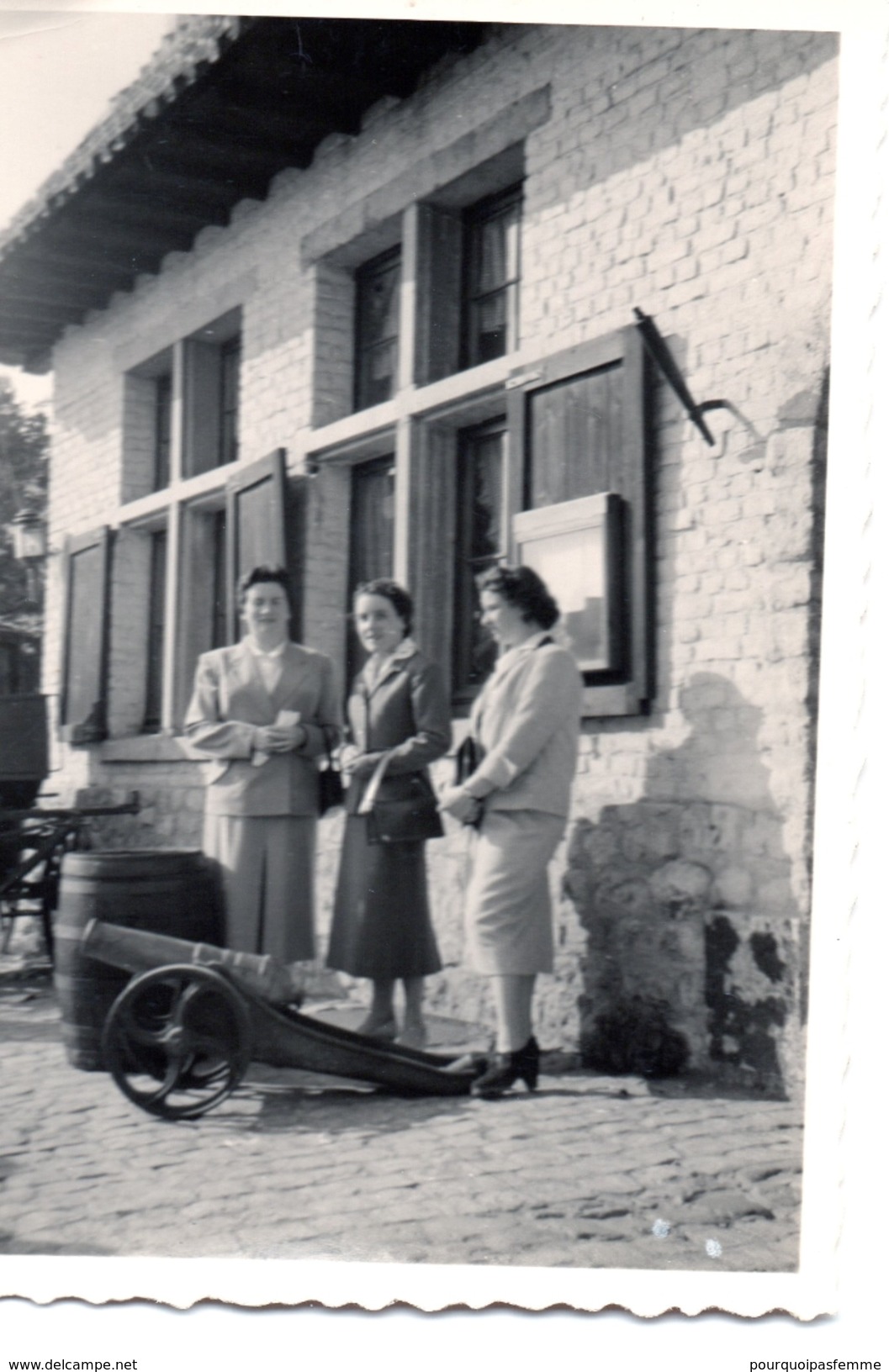 Photo WATERLOO Dames Devant Une Ancienne Maison Petit Canon 1957 - Luoghi