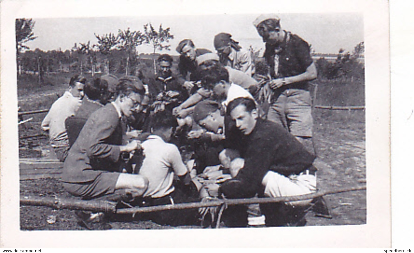 25962 Cinq 5 Photo BELGIQUE  - Camp Ecole  -scout -scoutisme -avant 1945 -repas - Guerre, Militaire