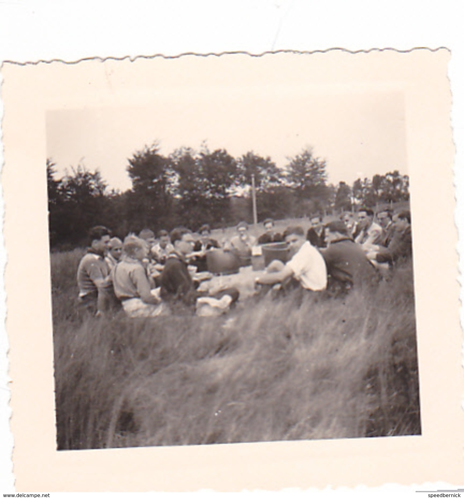 25963 Six 6 Photo BELGIQUE  - Camp Ecole  -scout -scoutisme -avant 1945 -repas Ferme - Guerre, Militaire