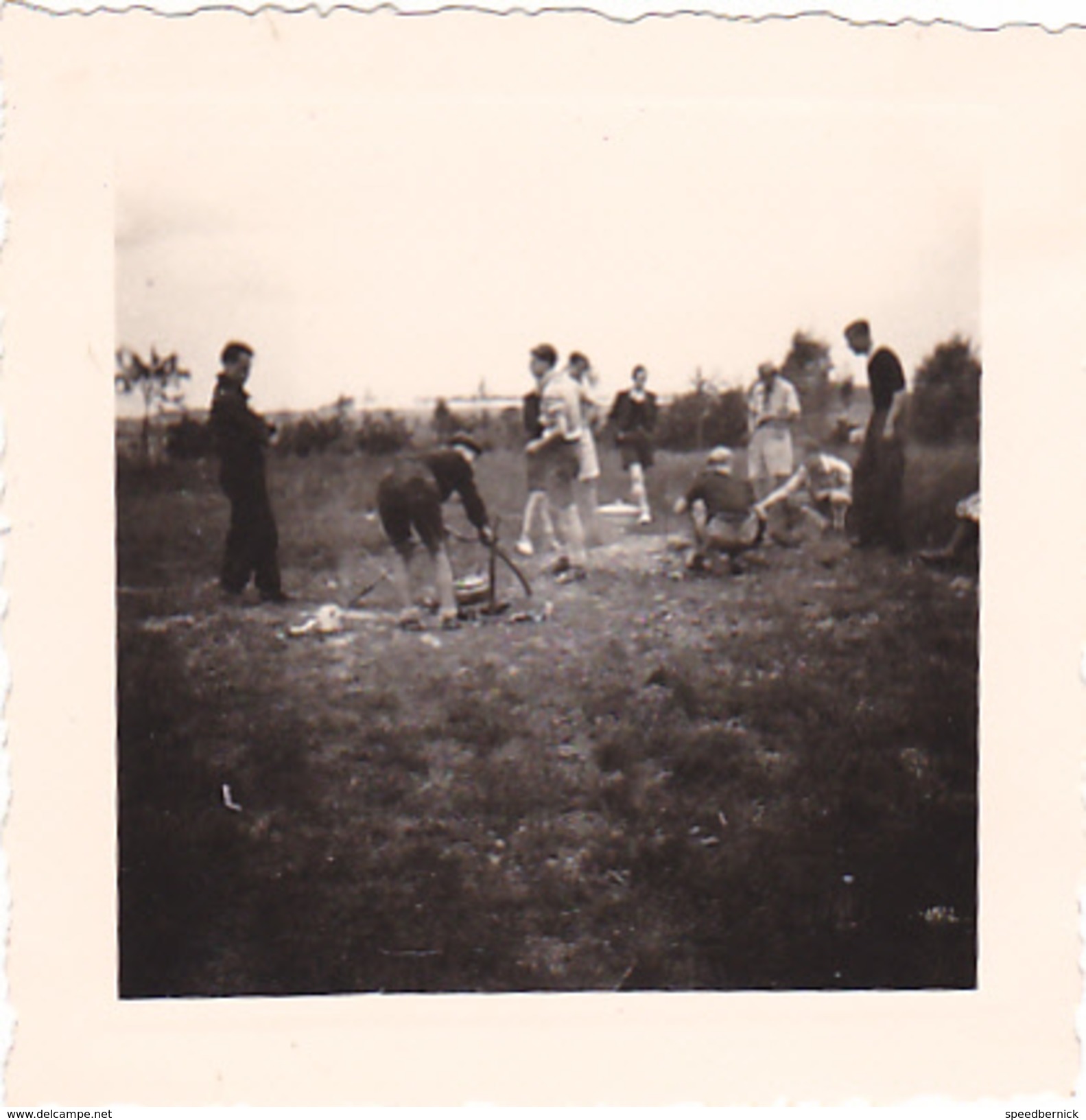 25963 Six 6 Photo BELGIQUE  - Camp Ecole  -scout -scoutisme -avant 1945 -repas Ferme - Guerre, Militaire