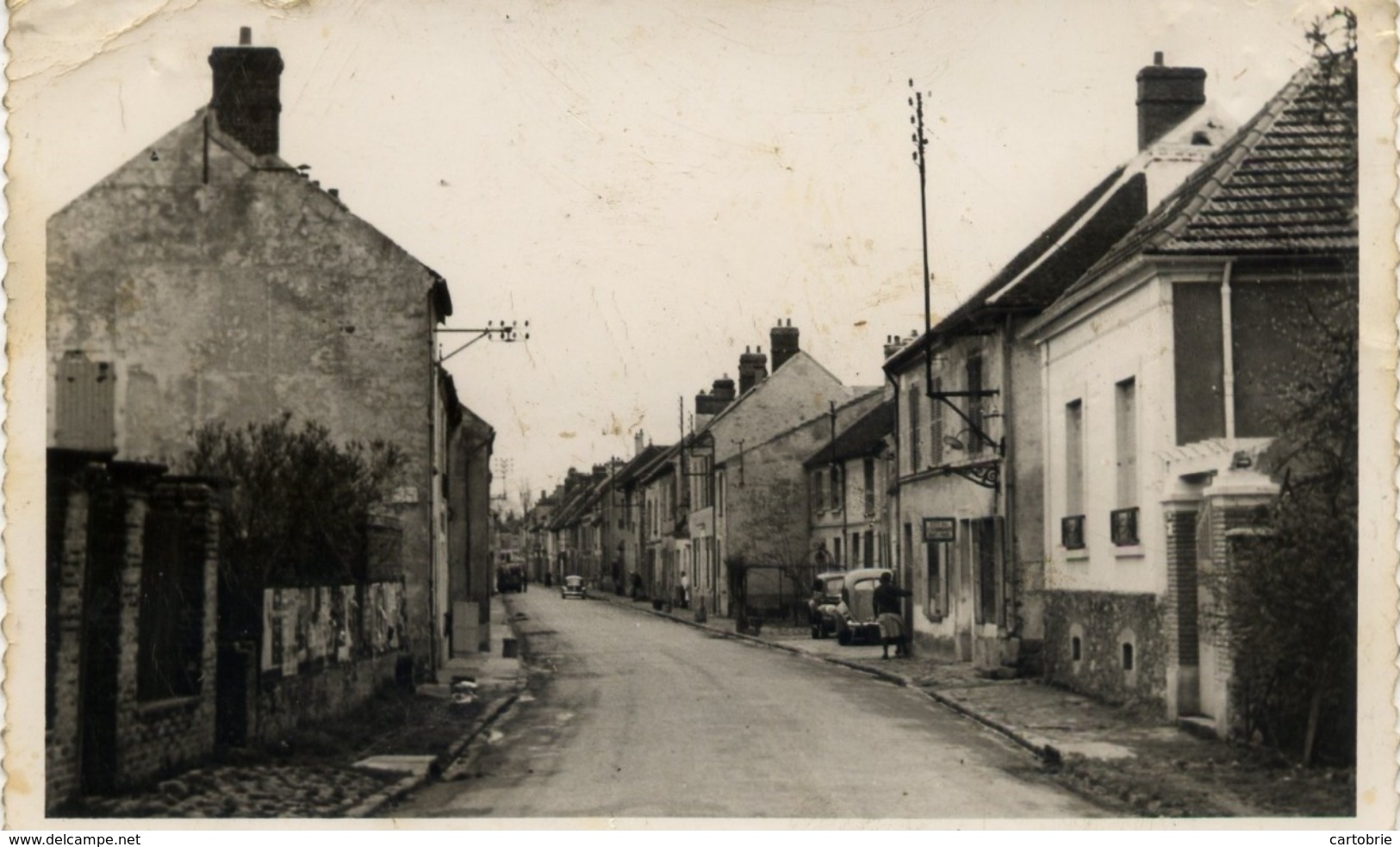 77 FAREMOUTIERS - Rue Des Ormes Et Route De Paris - CPSM - Voitures, Dont 4 CV Renault - Faremoutiers