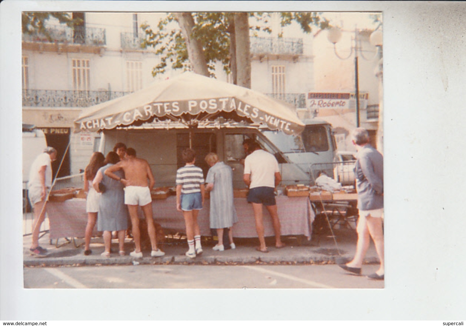 RT29.268 VAR DRAGUIGNAN  22 AU 24 JUILLET 1983 PHOTO 9.5X12. STAND DE CARTES POSTALES DE MONSIEUR MONDINO. DE LA VALETTE - Draguignan