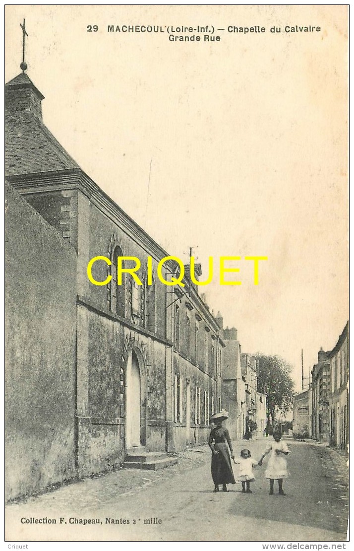 44 Machecoul, Chapelle Du Calvaire, Grande Rue, Femme Et Fillettes En Avant...., Carte Pas Courante - Machecoul