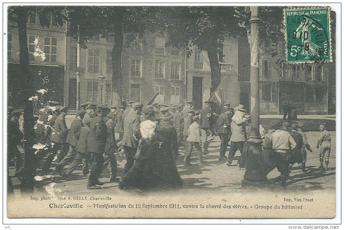 N°1 CPA TRES ANIMEE CHARLEVILLE MEZIERES 1911, MANIFESTATION DU GROUPE DU BATIMENT CONTRE LA VIE CHERE, ARDENNES 08 - Manifestations