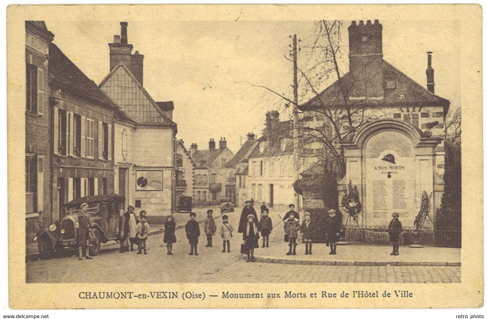 Cpa Chaumont En Vexin - Monument Aux Morts Et Rue De L'Hôtel De Ville - Chaumont En Vexin