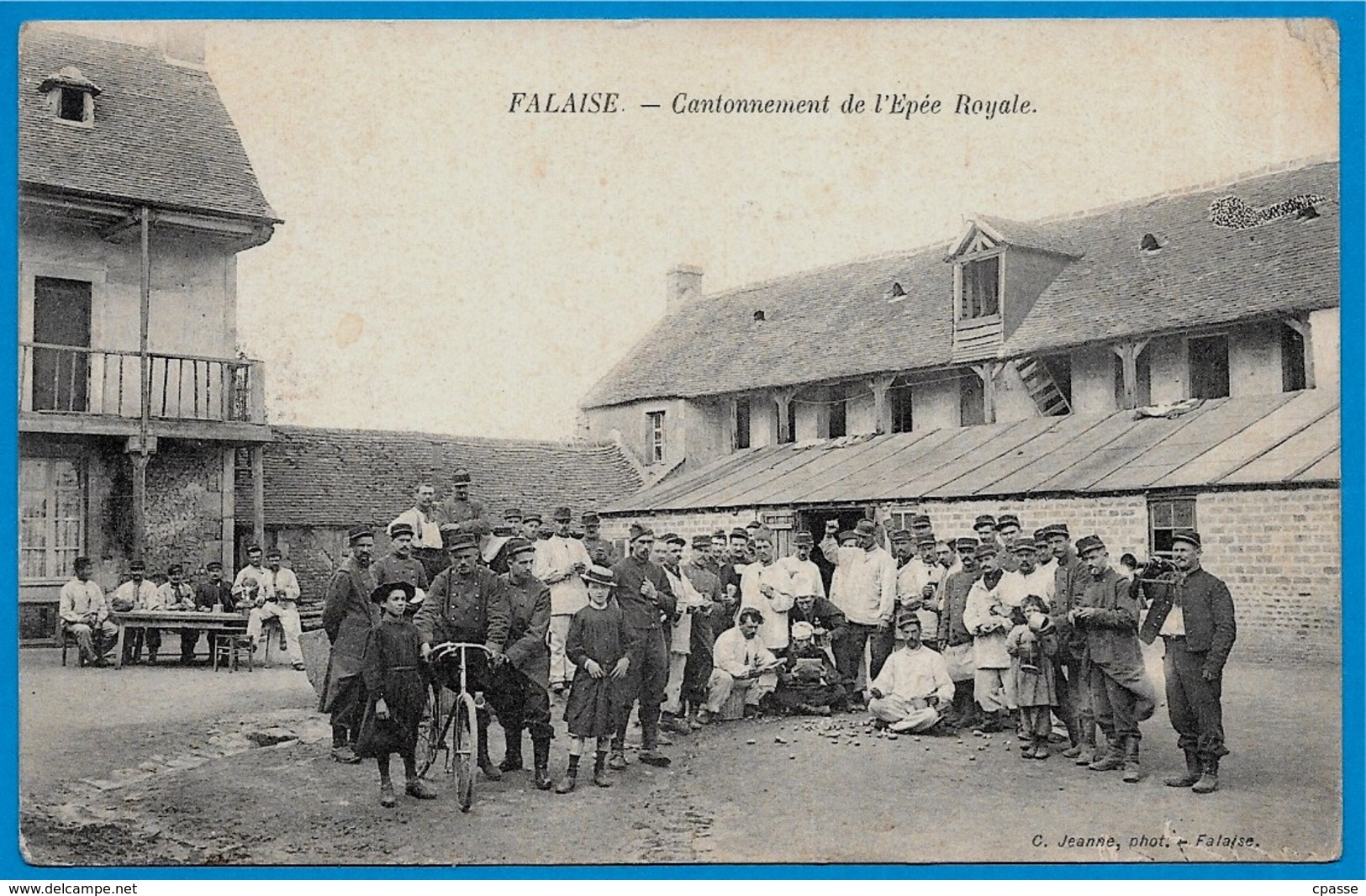 CPA 14 FALAISE Calvados - Cantonnement De L'Epée Royale ° C. Jeanne * Militaria Militaire Soldats Vélo - Falaise