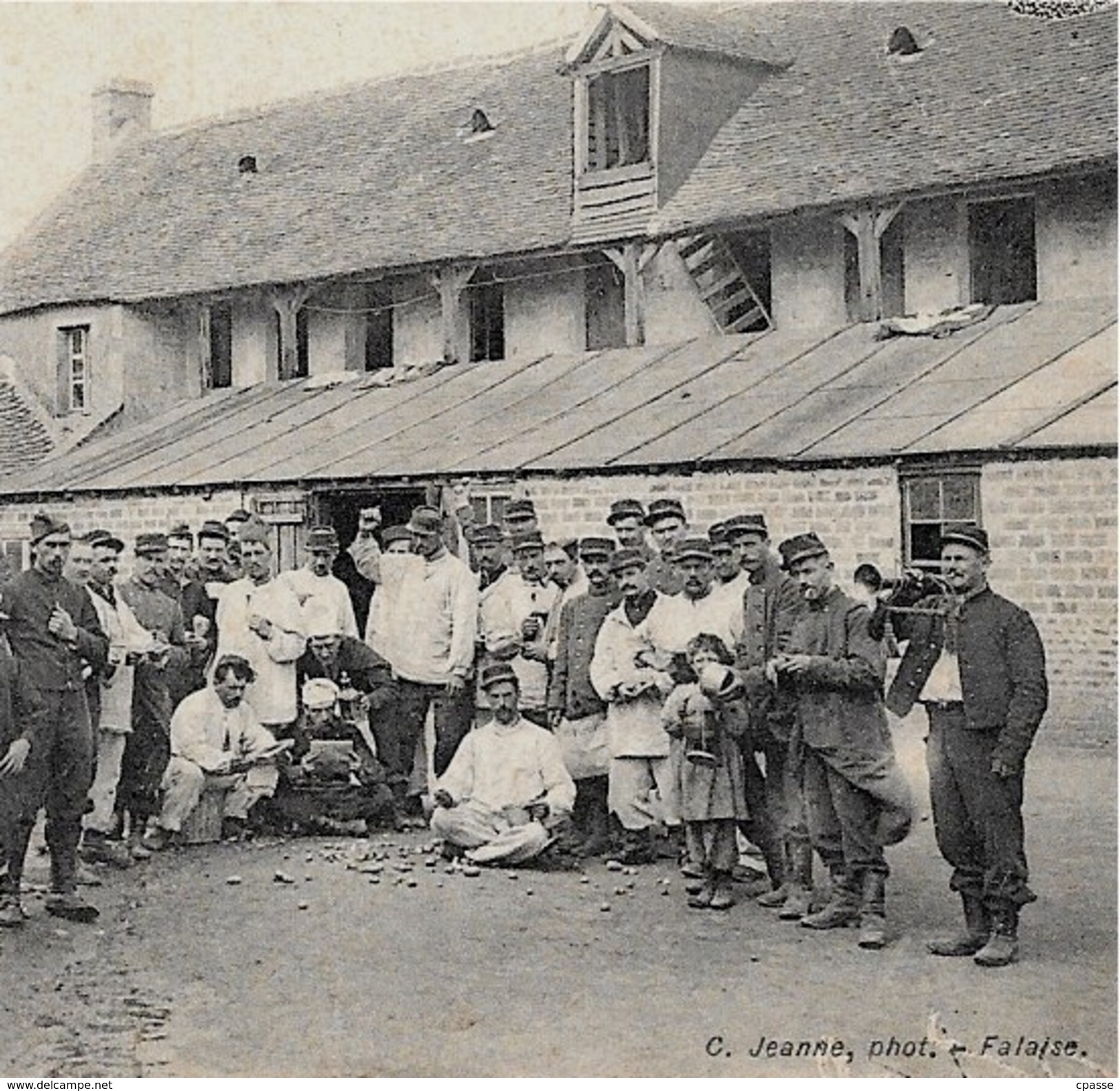 CPA 14 FALAISE Calvados - Cantonnement De L'Epée Royale ° C. Jeanne * Militaria Militaire Soldats Vélo - Falaise