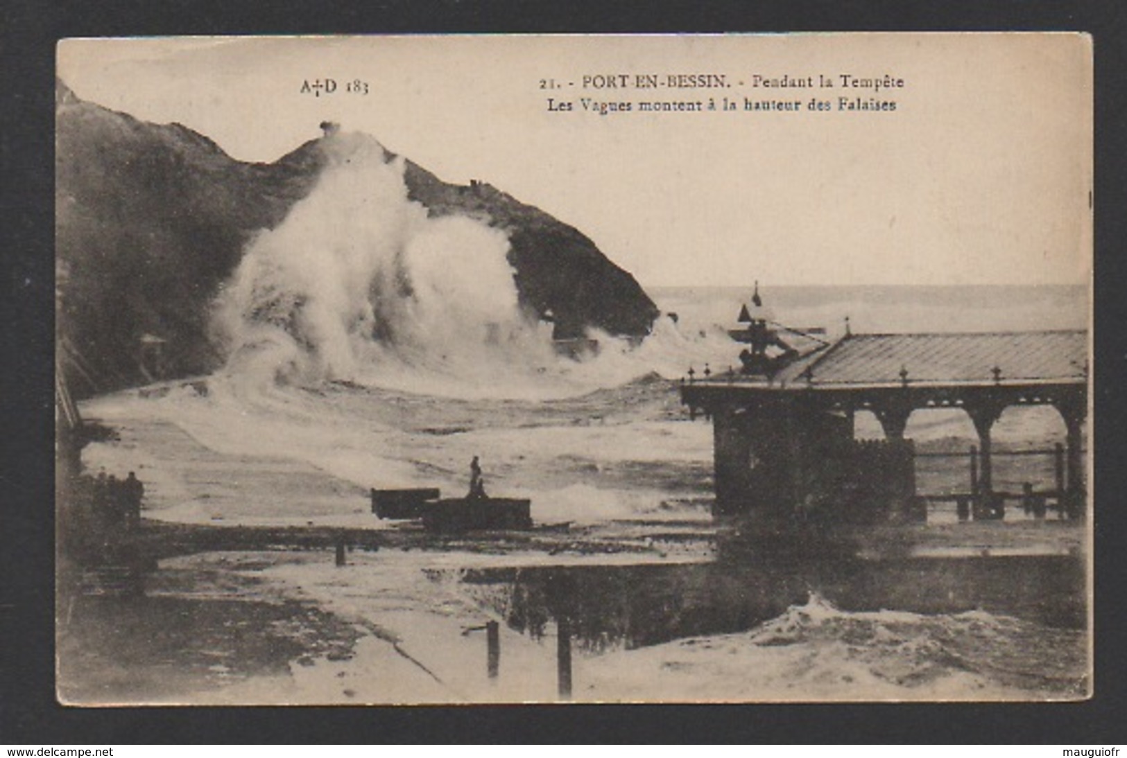 DF / 14 CALVADOS / PORT-EN-BESSIN / PENDANT LA TEMPÊTE LES VAGUES MONTENT À LA HAUTEUR DES FALAISES / CIRCULÉE EN 1921 - Port-en-Bessin-Huppain