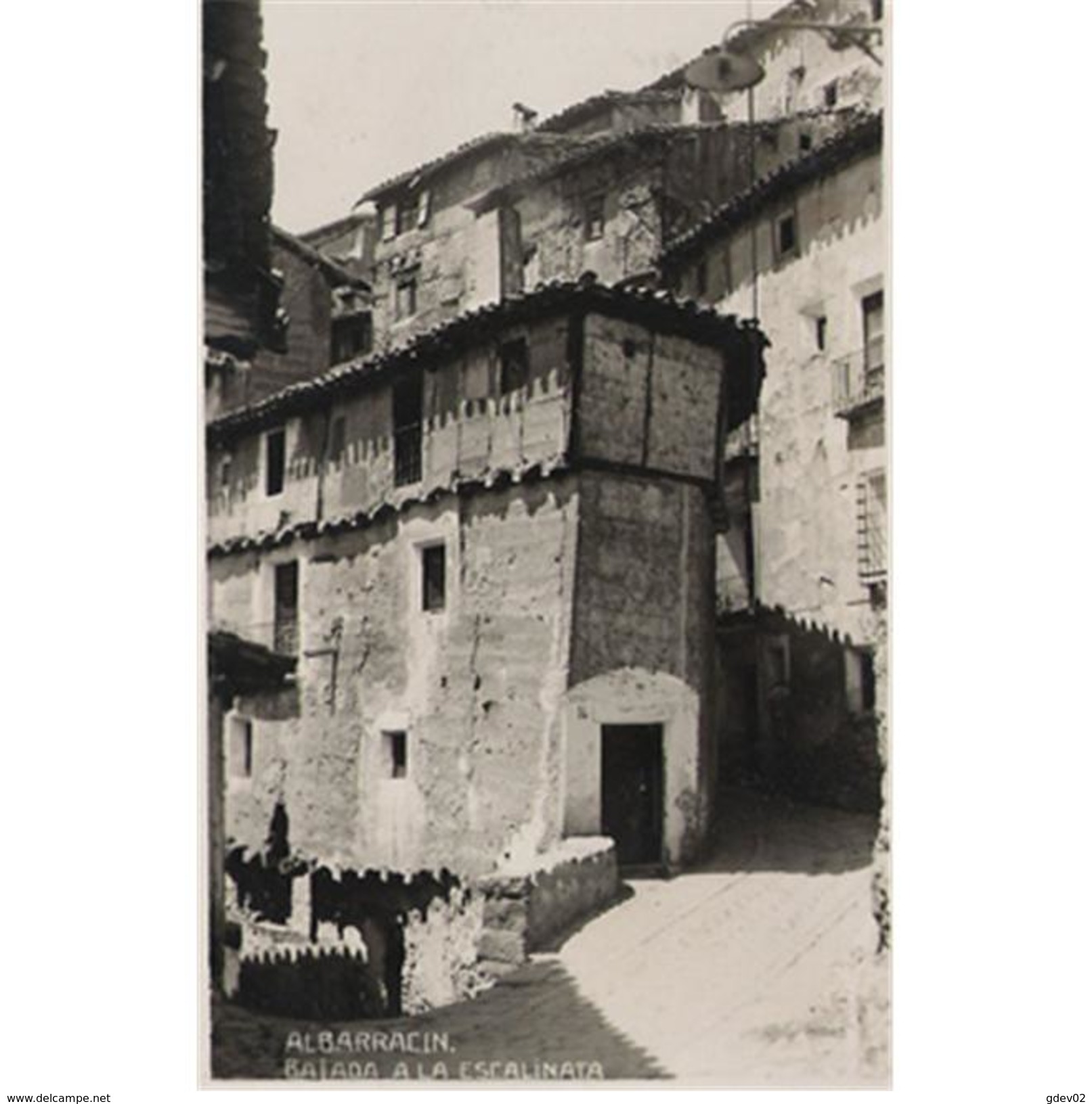 TRLTPA2638-LFTD2273.Tarjea Postal De TERUEL. Edificios,calles Y BAJADA A LA ESCALINATA   En ALBARRACIN - Teruel