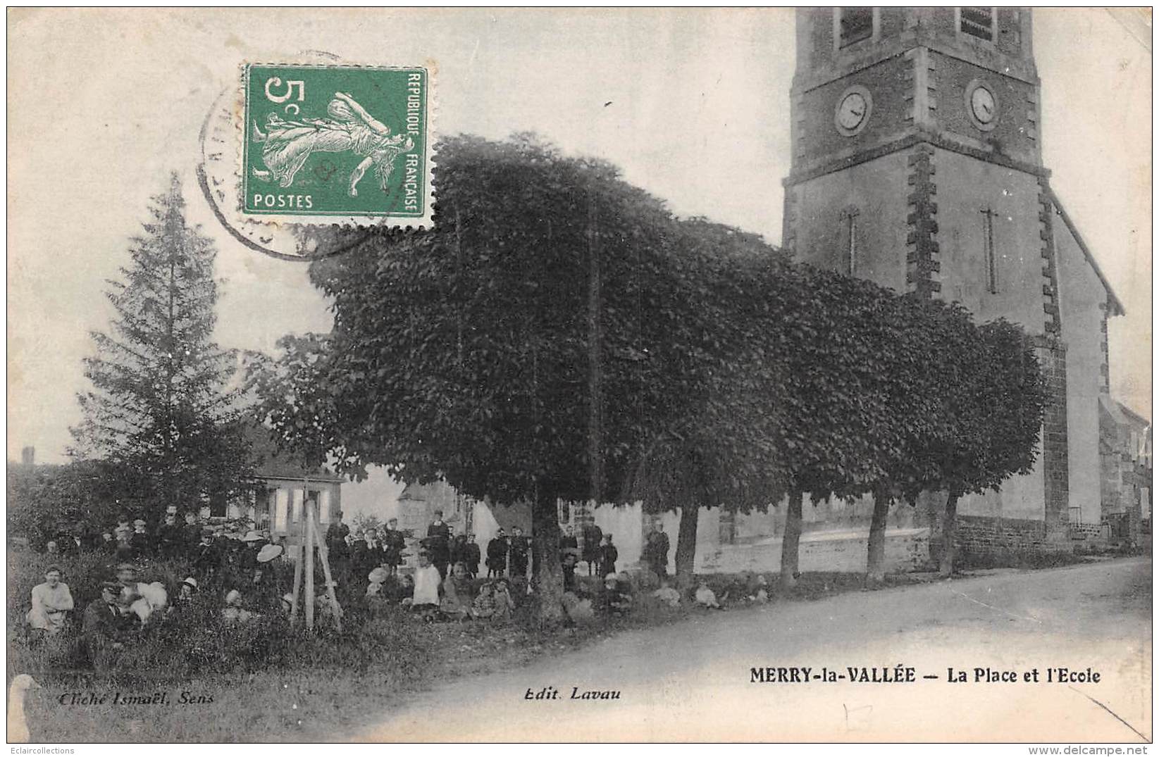 Merry La Vallée    89      La Place Et L'école  .    (voir Scan) - Sonstige & Ohne Zuordnung