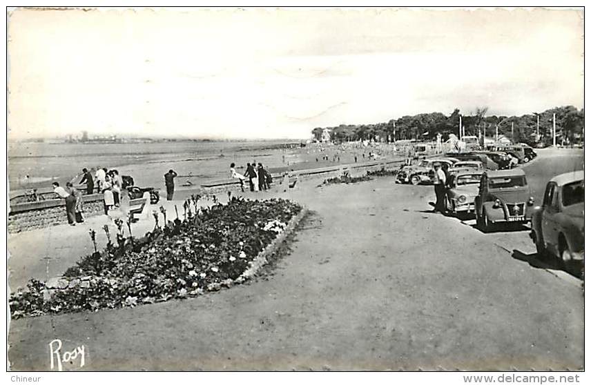 SAINT BREVIN LES PINS BOULEVARD DE LA MER CITROEN 2CV SUR LE PARKING - Saint-Brevin-les-Pins