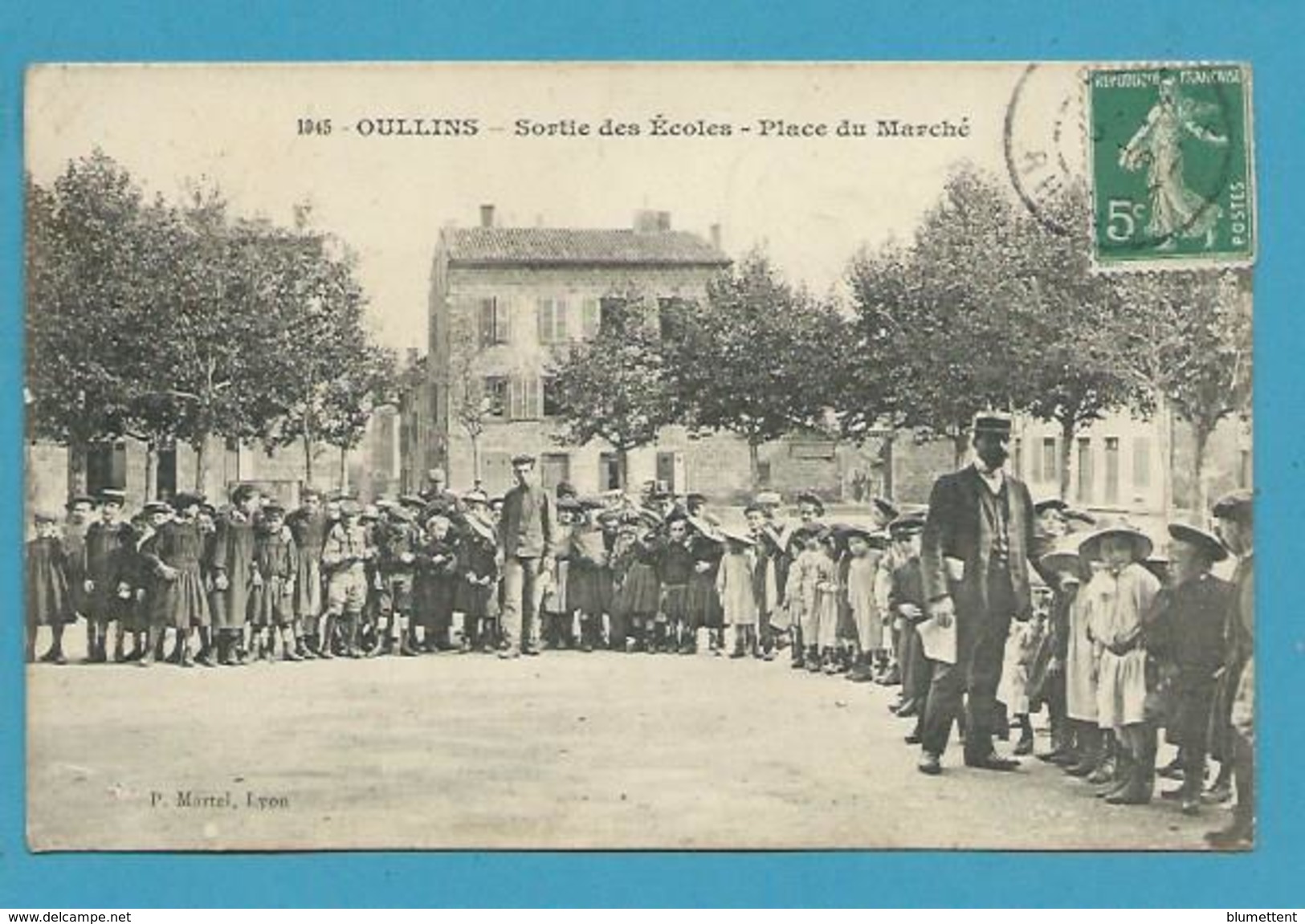 CPA 1045 - Sortie Des Ecoles Place Du Marché OULLINS 69 - Oullins