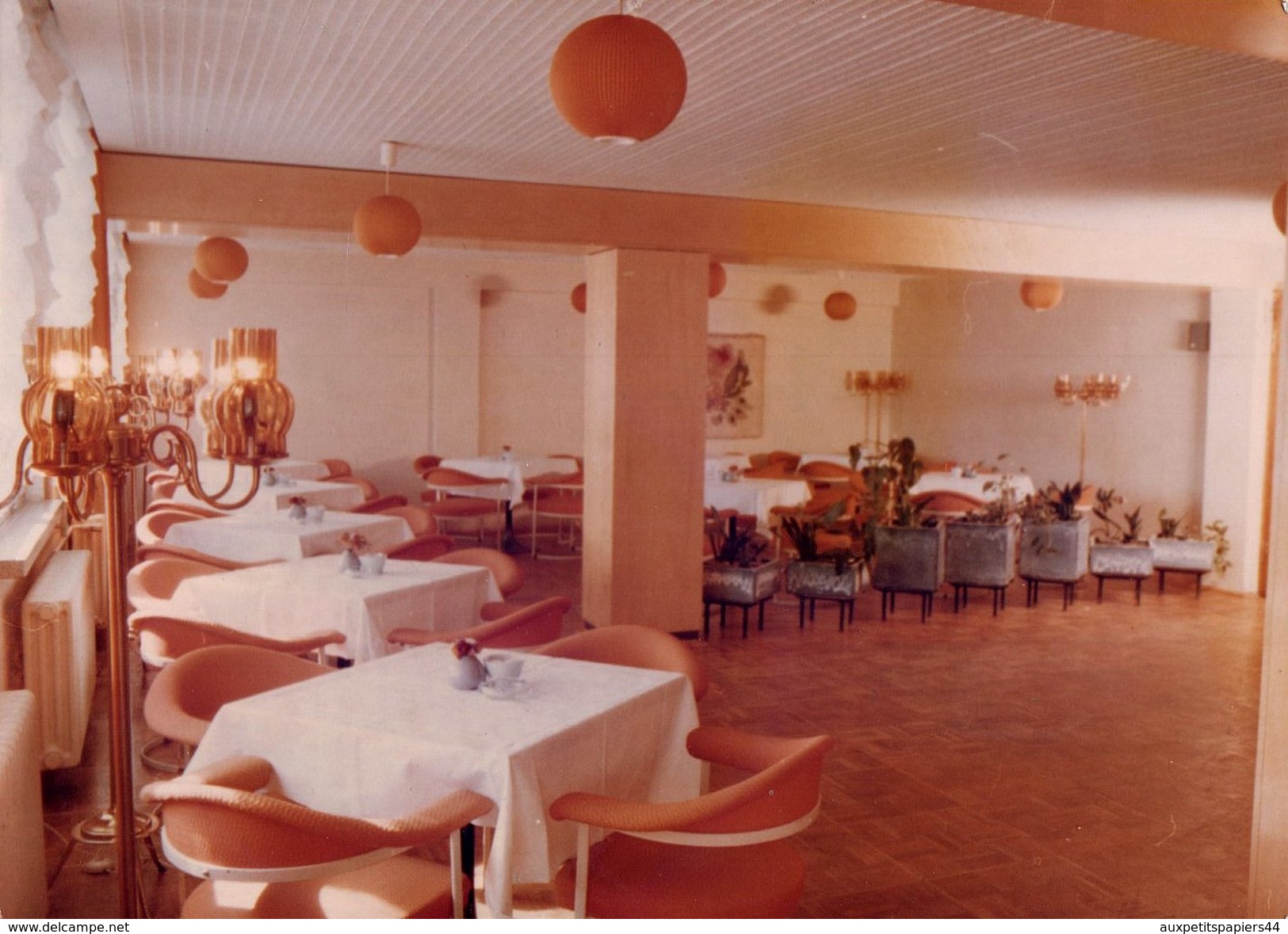 Photo Originale Kitsch Vintage 70's - 80's - Salle De Café Restaurant, Boules & Fauteuils Oranges & Lampadaires Dorés ! - Objets