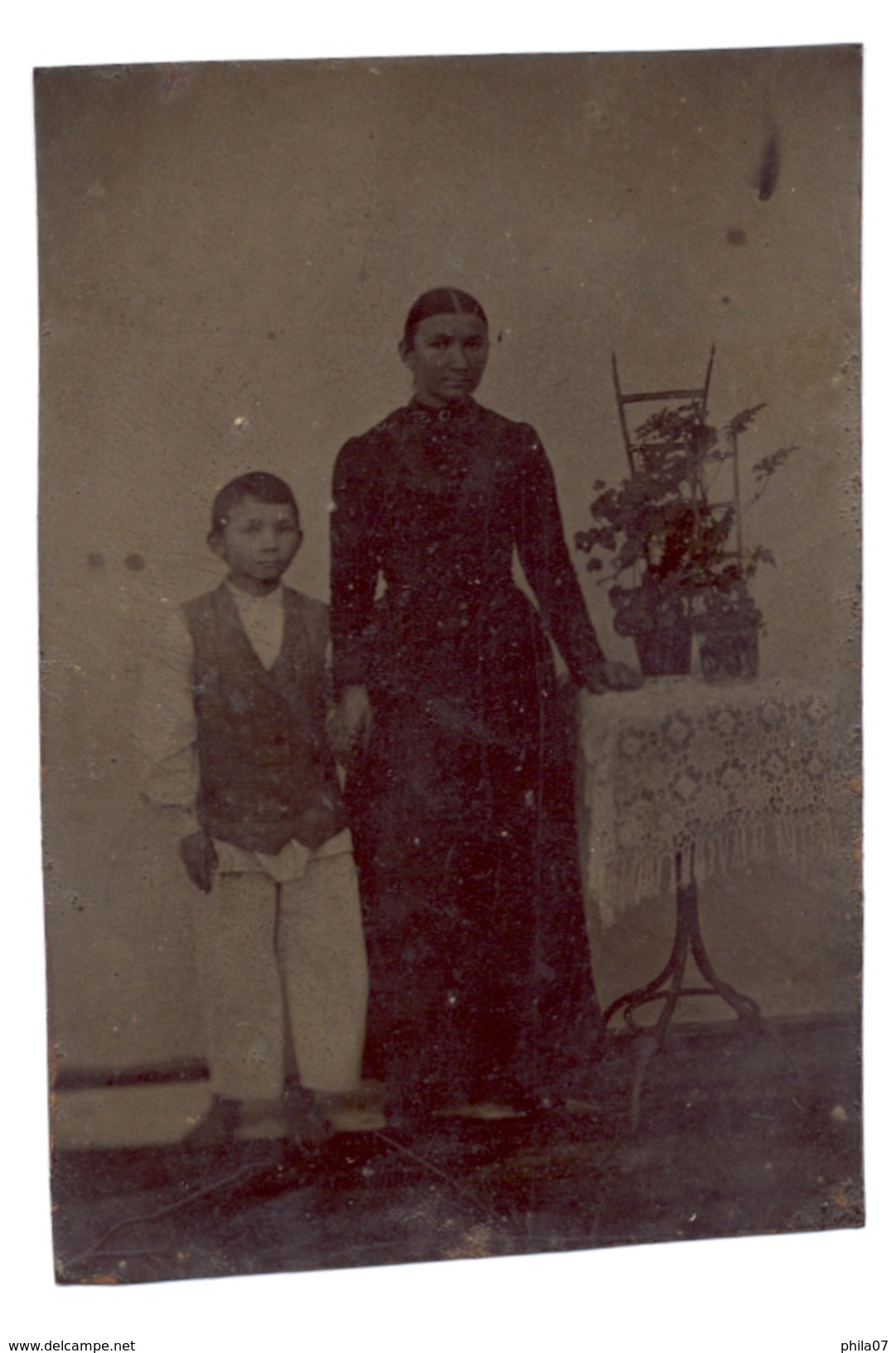 Photograph Of Mother And Son On Silver Plate, Dimension 70x100 Mm / 2 Scans - Sonstige & Ohne Zuordnung