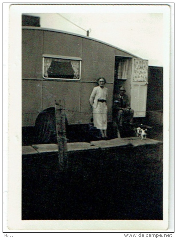 Foto/Photo  Caravane &amp; Couple + Chien. Scotland 1955. - Personnes Anonymes