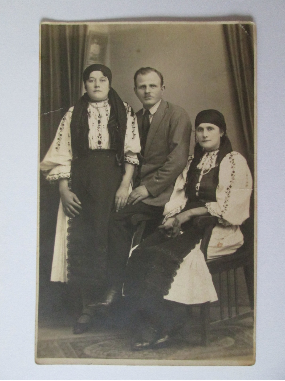 Romanian Photo(138 X 85 Mm),ladies In Traditional Costumes From Transilvania 30's - Personnes Anonymes