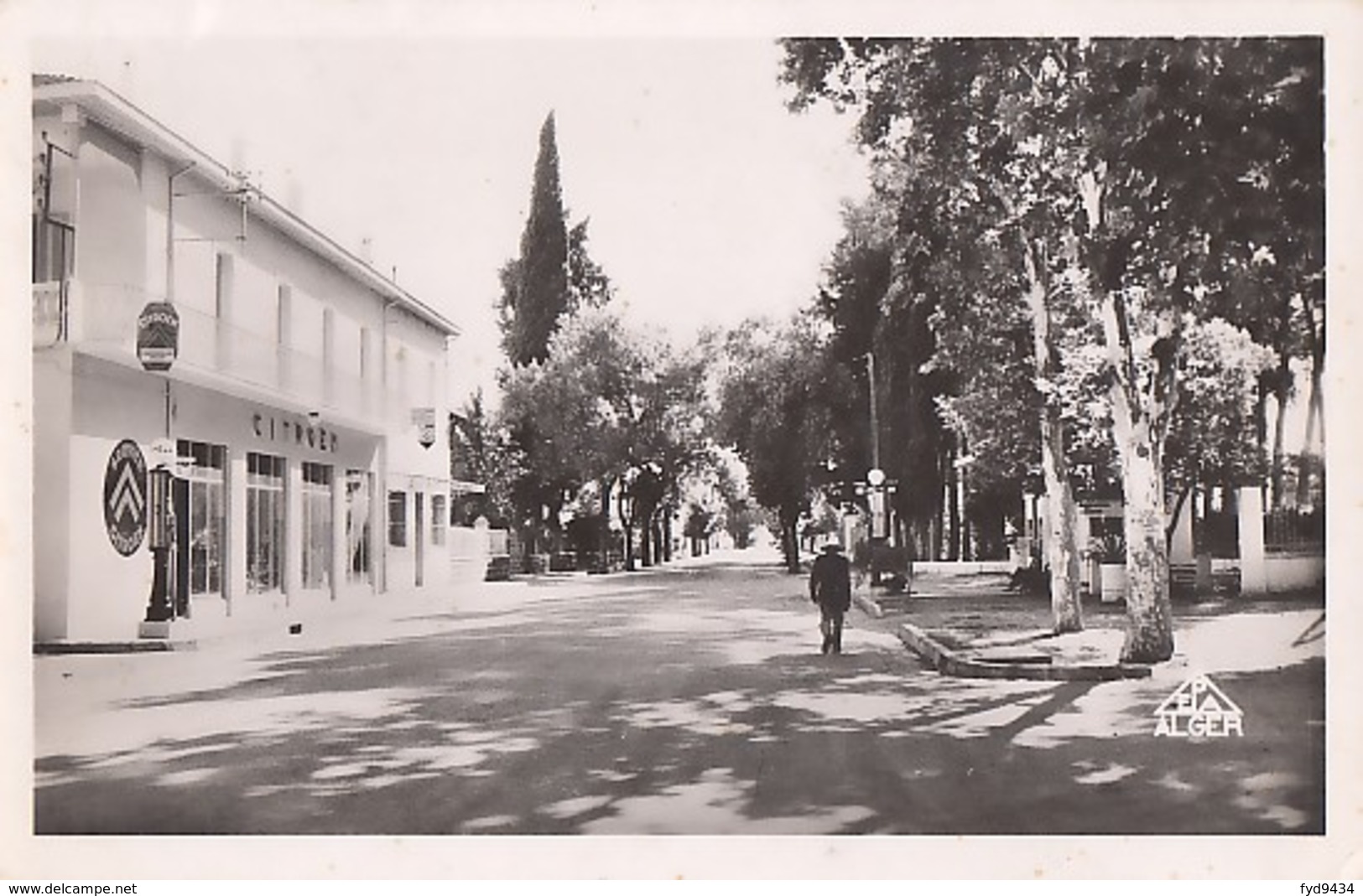 CPA - Les Issers - Entrée Du Jardin Public - Autres & Non Classés