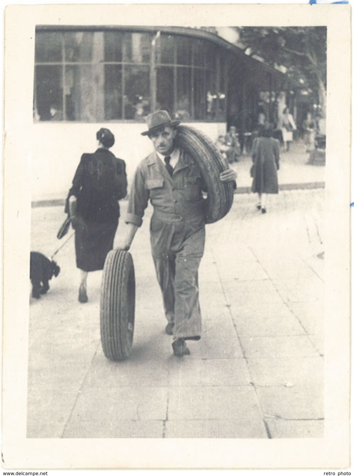 Photo Hommes & Pneus , Garagiste ( Alger ? ) - Professions