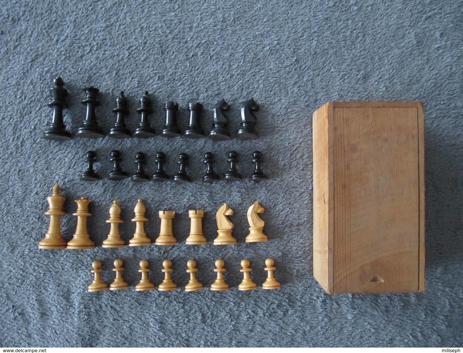 FIGURINES Jeu D' ECHECS Et Ancien ECHIQUIER En Bois à RESTAURER - ( Tablier - Plateau De Jeu D'échecs )    (4309) - Autres & Non Classés