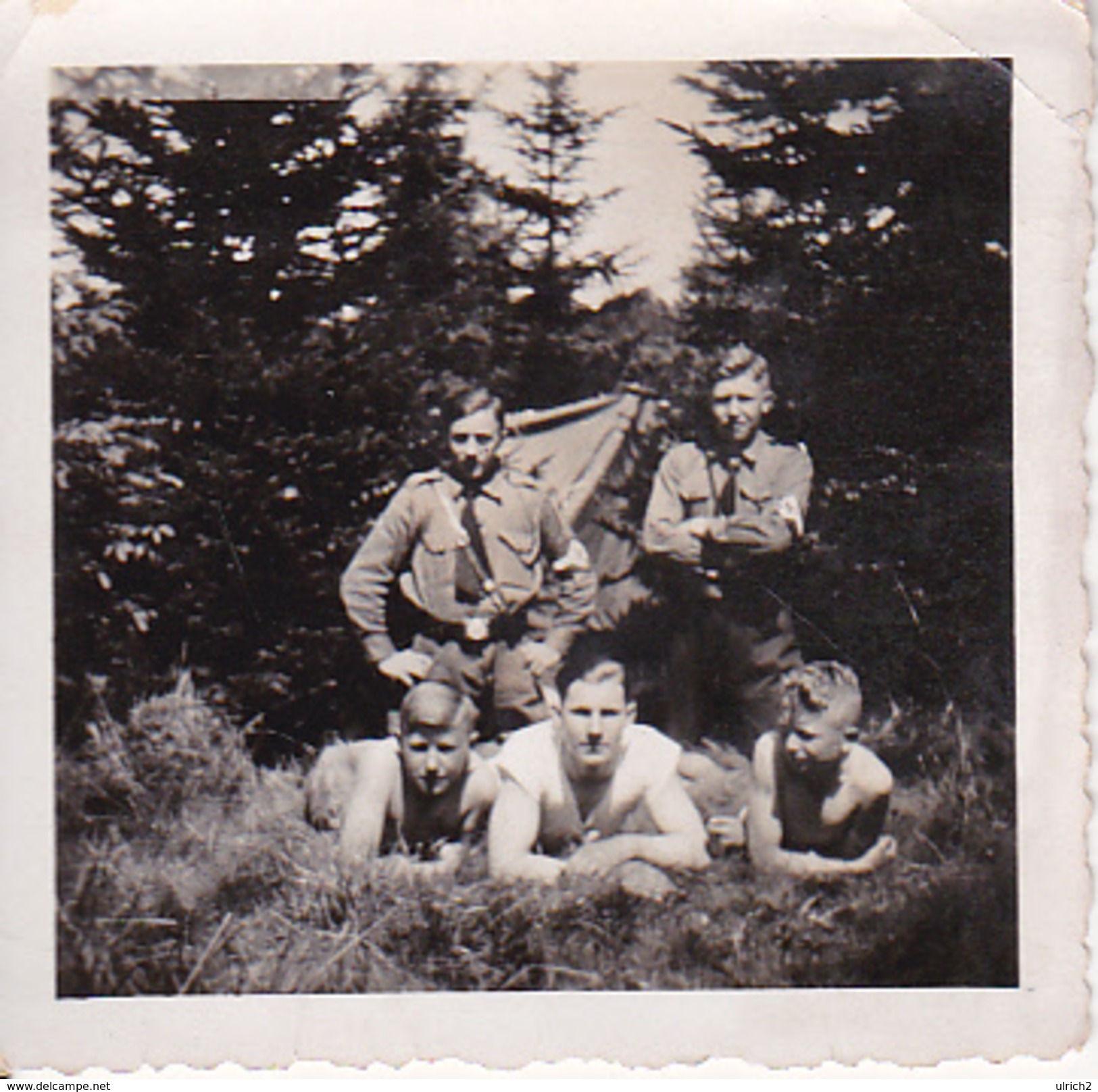 Foto Hitler-Jugend Im Wald - Ca. 1940 - 5*5cm  (26648) - Krieg, Militär