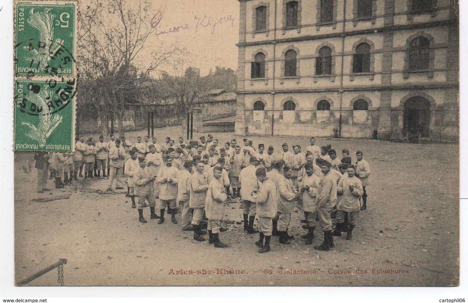 - FRANCE (13) - CPA Ayant Voyagé ARLES-SUR-RHONE 1909 - 58e D´Infanterie - Corvée Des Epluchures (superbe Animation) - - Arles