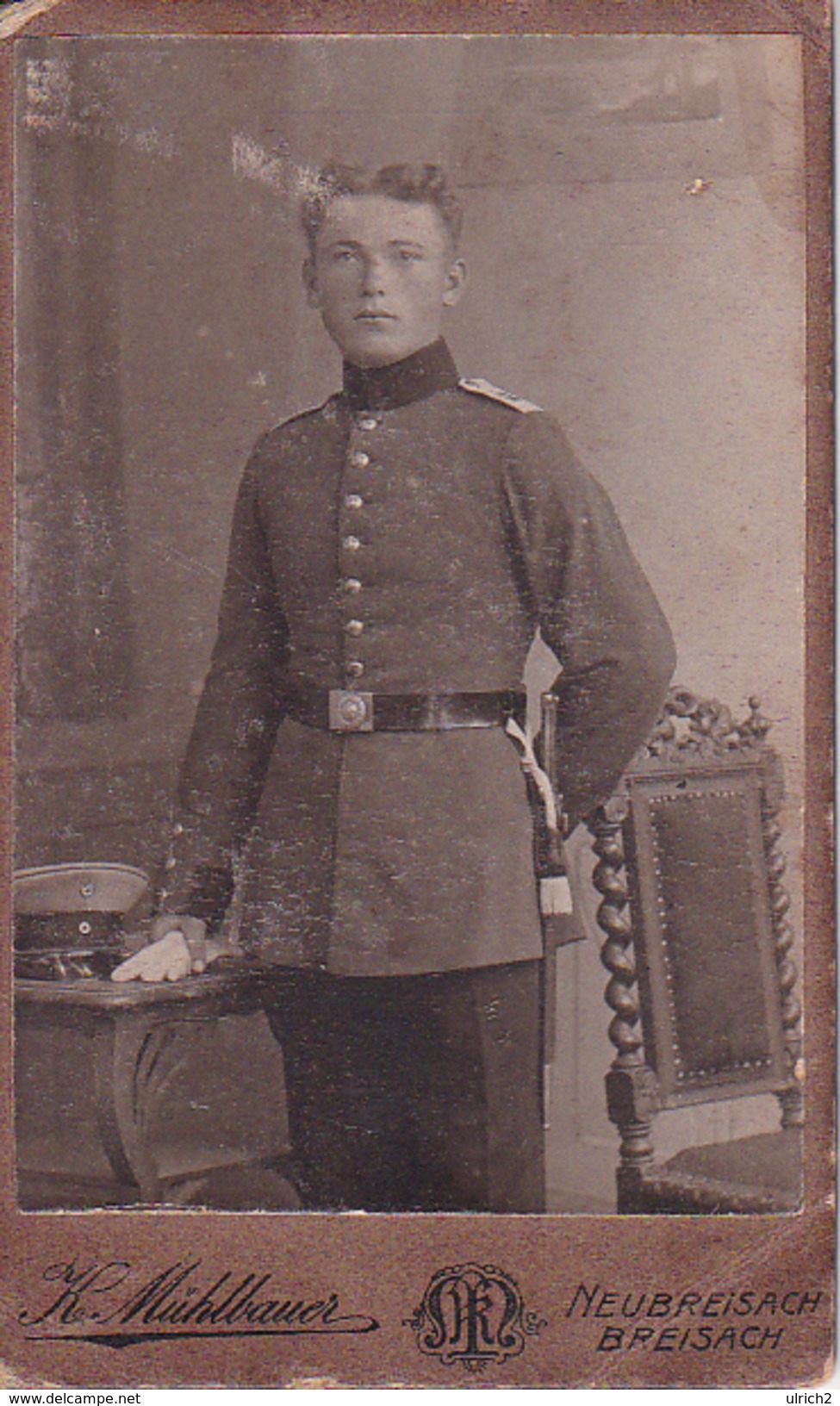 CDV Foto Deutscher Soldat Mit Bajonett - Atelier Mühlbauer, Neubreisach Breisach - Ca. 1900 - 8,5*5,5cm (26693) - War, Military