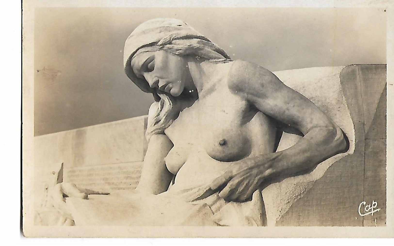 Vimy  -  Monument  Canadien -  Buste  De  La  Femme  Lasse  (  Walter   Allward  Sculpt.  ) - Sculpturen