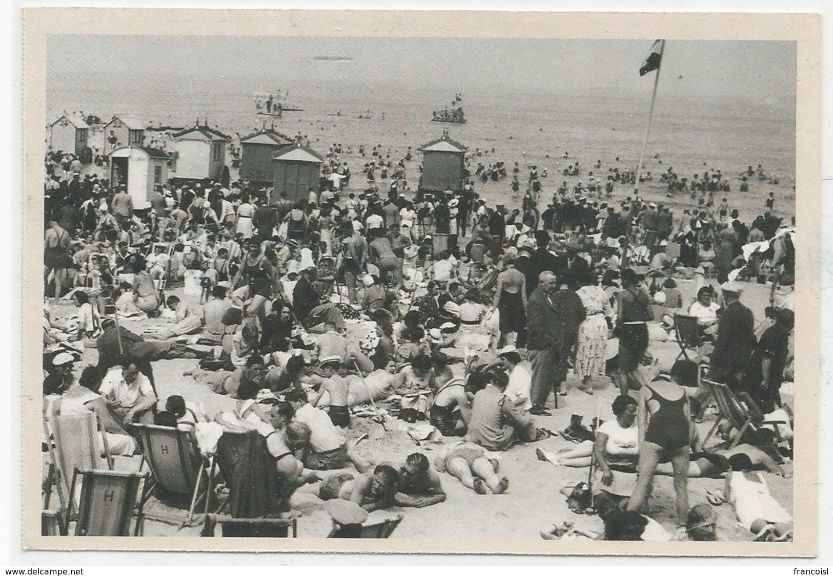 Touristes Sur La Plage. Les Premiers Congés Payés En 1936. Reprodution D'une Photographie De 1936. - Histoire