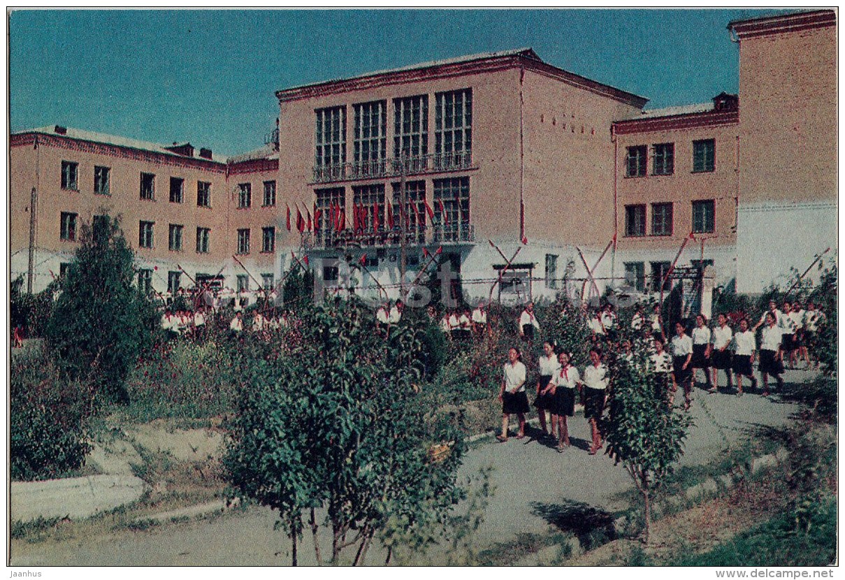 Tereshkova Boarding School - Pioneers - Osh - Old Postcard - Kyrgyzstan USSR - Unused - Kirghizistan