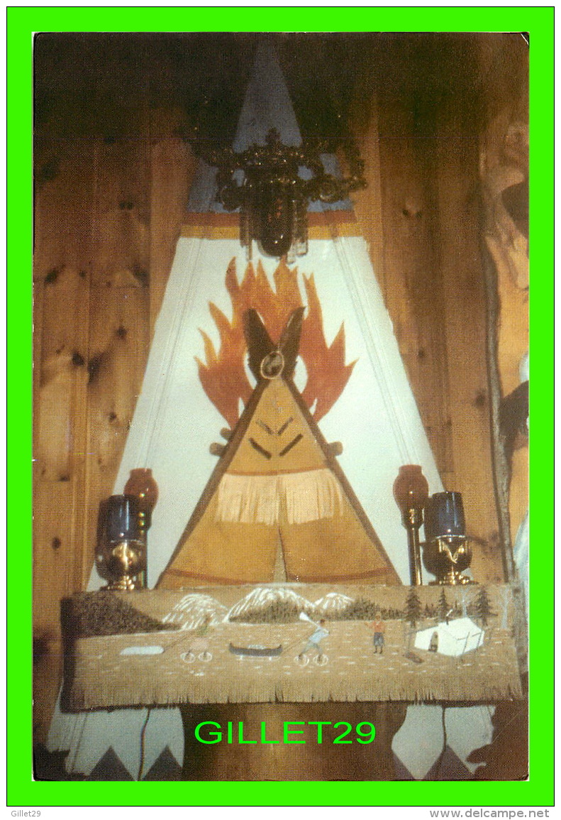 ÉGLISE DE MINGAN, QUÉBEC - TABERNACLE EN FORME DE TENTE (TEPEE INDIEN) ORNÉ DE CUIR TRAVAILLÉ - - Eglises Et Cathédrales