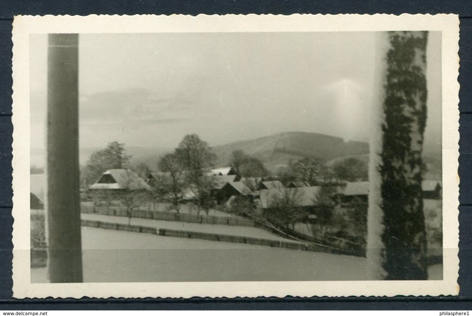 (03708) Dorf Im Winter - Im Hintergrund Rechts Am Hügel Explosion? Bombeneinschlag? - Agfa-Foto - 1.WK/ 2.WK? 1915-1945? - Zu Identifizieren