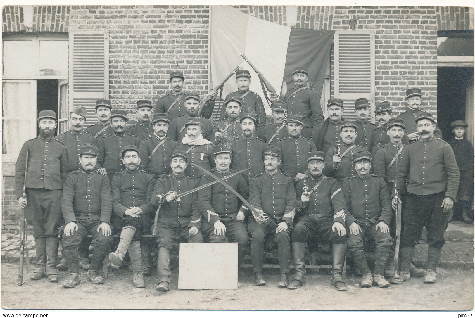 Carte Photo Militaire  - Groupe De Soldats, 3 Sur Col Devant Le Drapeau - Guerra 1914-18