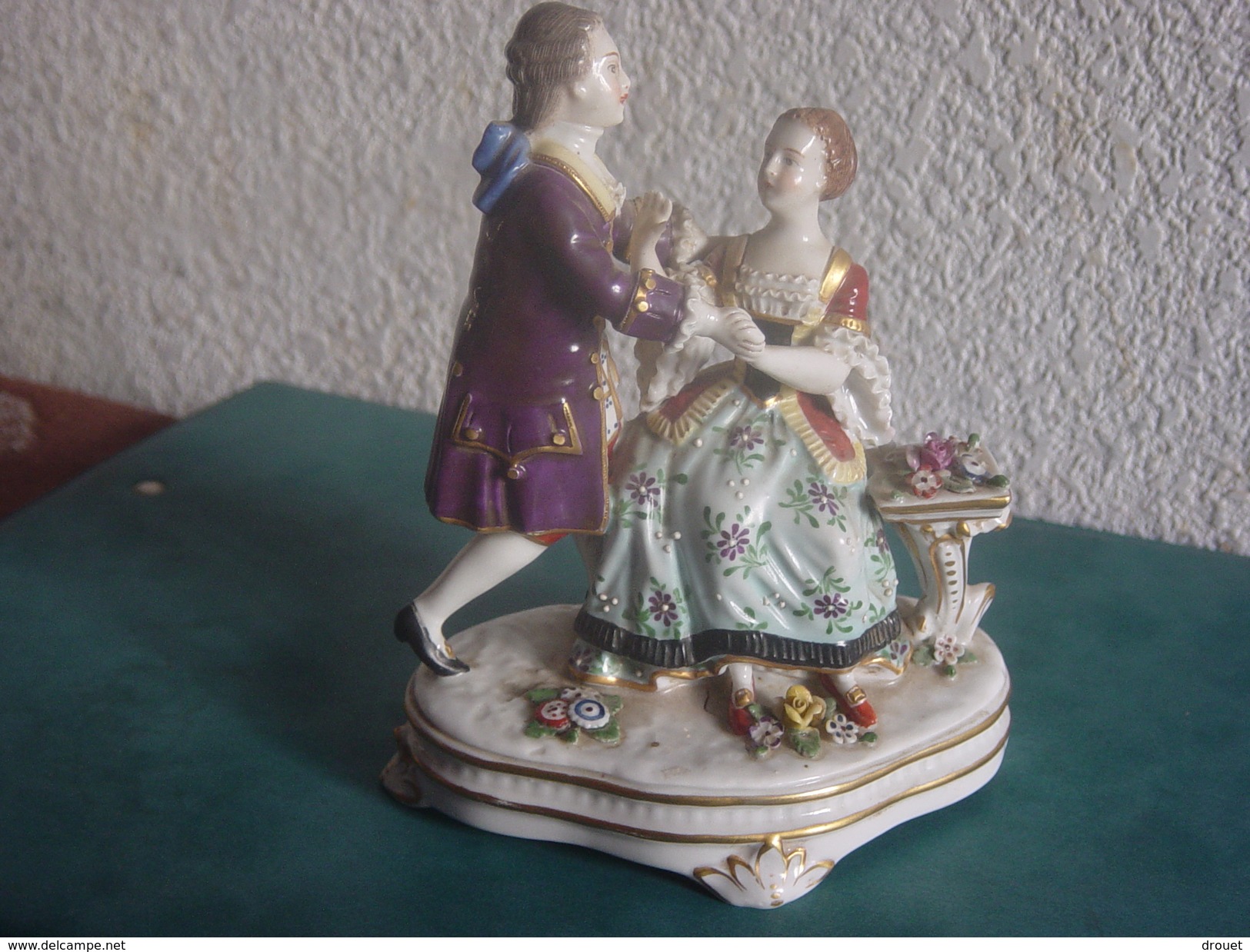 PORCELAINE CAPODIMONTE - GROUPE " LA JEUNE FILLE COURTISEE " - Capodimonte (ITA)