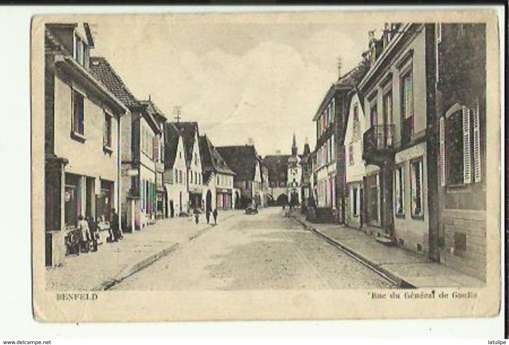 Benfeld  67    La Rue Du General De Gaulle Et Trottoir Animé_Cafe Et Epicerie Et Voiture - Benfeld