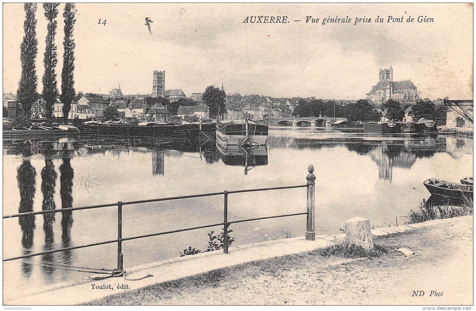 Auxerre        89         Les Quais . Vue Générale Prise Du Pont De Gien          (voir Scan) - Auxerre