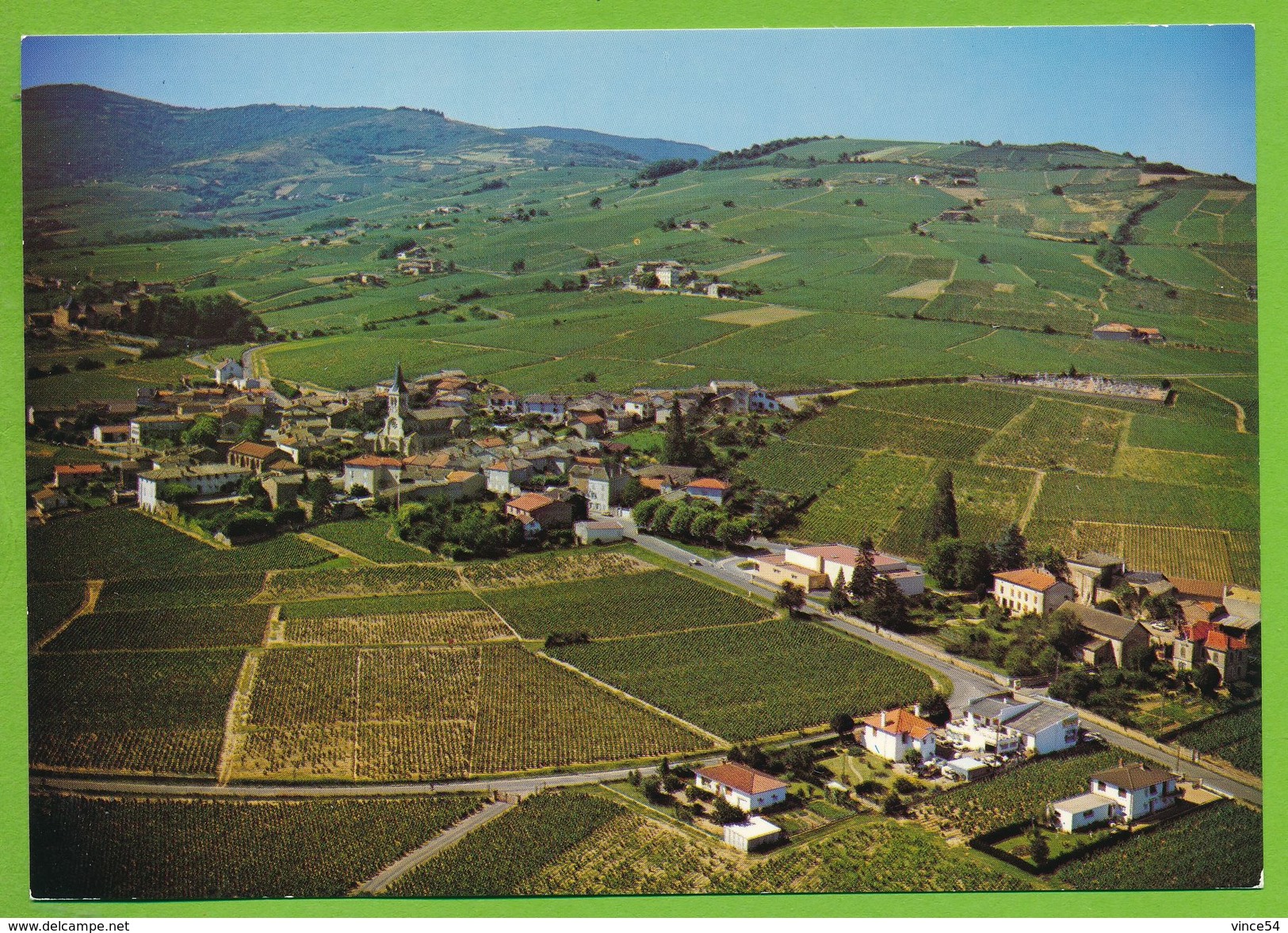 JULIENAS - Le Village Et Le Vignoble - Julienas